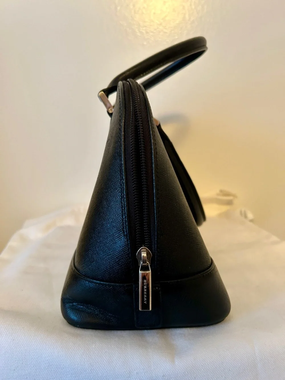 Burberry Saffiano Ceremonial Bag
Black Leather. Handmade Purse Charm included. - Picture 6 of 13